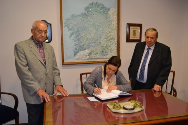 Pilar Rojo asina no libro de ouro do Centro Galicia de Buenos Aires